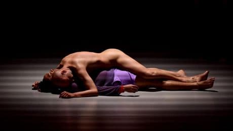 Jesús Rubio Gamo se desnuda y se enfrenta a sí mismo es su hipnótica y contradictoria nueva pieza de danza