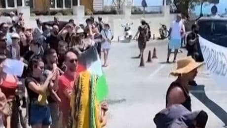 Video: Gaza protesters block Israeli tourists from entering Greek island