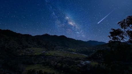 Stelle cadenti, il picco delle Perseidi il 12 agosto. Punte da 100 meteore all'ora: come e dove vederle in Italia