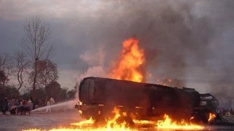 Pakistan'da yakıt tankeri patladı: 2 kişi hayatını kaybetti