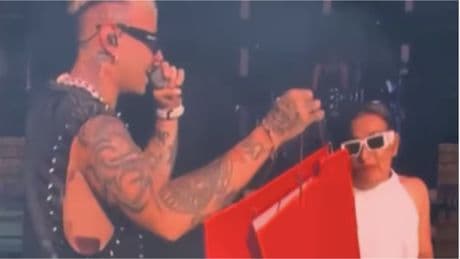 "Ti regalerò una Birkin": quanto costa la promessa di Lazza fatta alla madre a San Siro