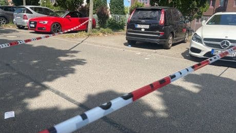Täter auf der Flucht - Mann vor Gericht niedergestochen und verletzt