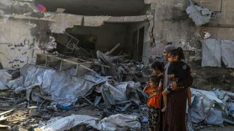 Gaza tra bombe, paura e fame: «Nella Striscia ci tiene in vita solo la speranza degli aiuti»