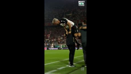 Nach Kölns 3:0 - Huckepack-Jubel von Kwasniok