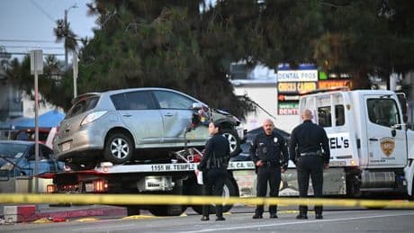 "20 secondes de plus, ça aurait été nous": une voiture fonce dans la foule à Los Angeles, faisant au moins 28 blessés, des témoins racontent