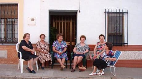 En Granada, la policía le ha declarado la guerra a una costumbre ancestral de las abuelas: salir "al fresco" a la calle