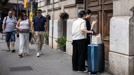 Cuando un piso se convierte en siete habitaciones: el auge de trocear viviendas para el alquiler turístico