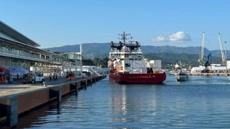 La Ocean Viking è entrata nel porto di Savona | Foto