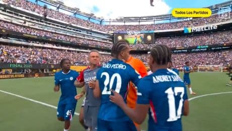 Bochorno Mundial de Luis Enrique: empuja a Joao Pedro tras perder la final