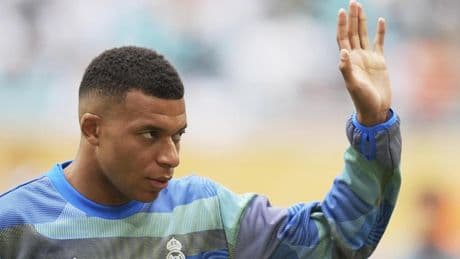 Mbappé trabaja bajo la tormenta