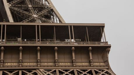 Sciences : les noms de 72 femmes savantes bientôt inscrits sur la tour Eiffel