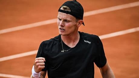 Jesper de Jong dolt na opmerkelijke partij op Roland Garros: ’Weer iets van de bucketlist’
