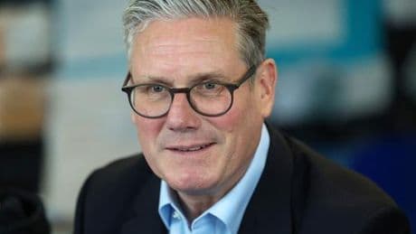 Incendies visant des propriétés liées à Keir Starmer : trois hommes seront jugés à Londres en avril 2026