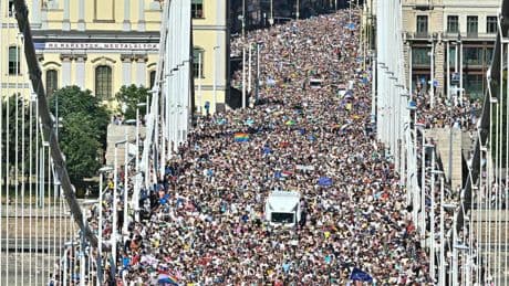 Budapest desafía a Orbán: decenas de miles marchan por el Orgullo pese a la prohibición