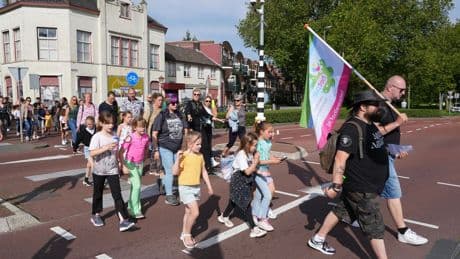 ’Waar zijn we in vredesnaam mee bezig? Avondvierdaagse veranderd in ware XXL-snoepoptocht’