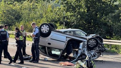 Rettungshubschrauber-Einsatz: Ein Toter und mehrere lebensgefährlich Verletzte bei Crash