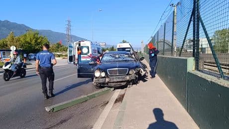 Otomobil duvara çarptı: 1’i ağır 2 yaralı