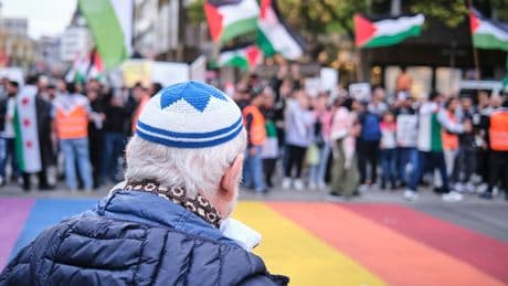 Begriffe | JDA und IHRA: Was man über die beiden Antisemitismusdefinitionen wissen muss