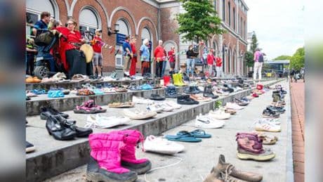 Gazze'de öldürelen çocuklar için Hollanda'da ayakkabılı eylem