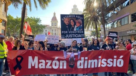 Miles de personas exigen la dimisión de Mazón en la séptima manifestación en València