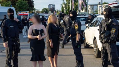Königsbrunn bei Augsburg: Polizei stürmt Fest krimineller Großfamilie