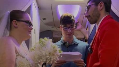 Surprise wedding takes place at 35,000ft on United Airlines flight