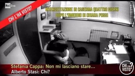 Stefania Cappa e l'abbraccio ad Alberto Stasi in caserma 4 giorni dopo l'omicidio di Chiara Poggi: «Non mi lasciano stare». Il video inedito