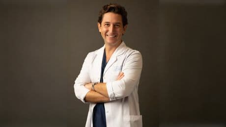 Dr. Laureano Álvarez, oftalmólogo: “La gafa de sol mala perjudica mucho más que ayuda y es peligrosa porque no filtra la luz ultravioleta, pero sí produce sombra”