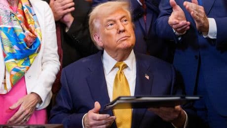 Liveblog USA unter Trump: Trump: „Ich liebe es total, dass Colbert gefeuert worden ist“