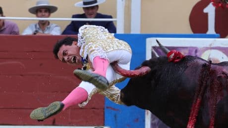 Juan de Castilla pasa la noche en la UCI tras sufrir en Bayona una de las cornadas más graves de la temporada