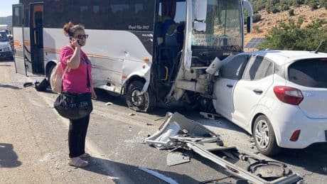 Gaziantep'te 2 otomobille yolcu minibüsü çarpıştı: 1 ölü, 3 yaralı