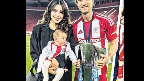 Oğlu ve eşi eşlik etti