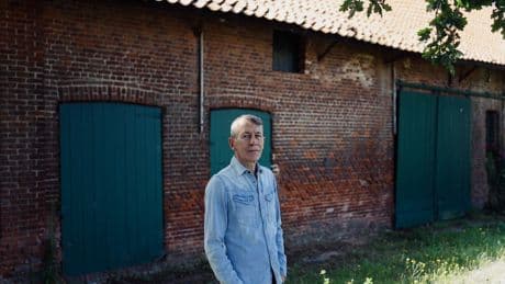 Vlaamse schrijver na de zelfmoord van zijn broer: ‘Eén generatie geleden was boer nog een nobel beroep, nu ben je een milieuschender en een dierenbeul’