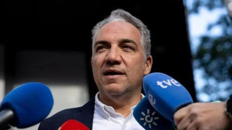 Bendodo acusa a Sánchez de alejar a España de la escena internacional: "En vez de con la UE está en la playa con Zapatero"