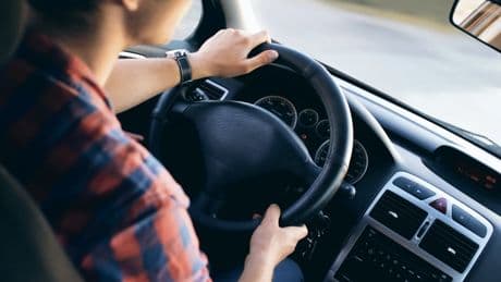 El delito de cárcel al que se enfrenta un profesor de autoescuela pillado en Cuenca sin carnet
