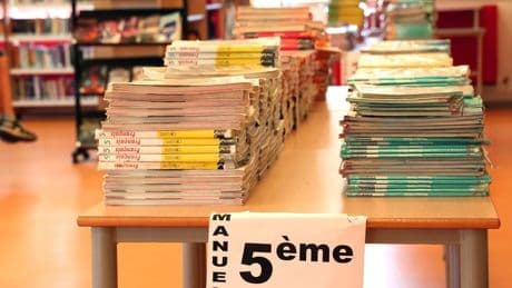 Les manuels scolaires sont-ils voués à disparaître en Île-de-France ?