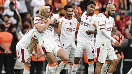 Usta yazardan Galatasaray'ın yıldızına övgü: Takım arkadaşlarını uykudan uyandırdı!