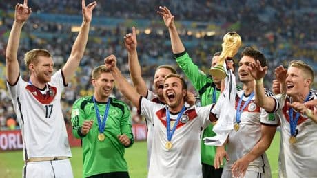 Zweitligist hat ersten Testkick - Weltmeister-Duell auf dem Dorf
