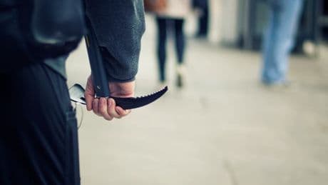 "Pas efficaces", "déconnectées"... Les policiers sceptiques face aux propositions contre les armes blanches chez les mineurs