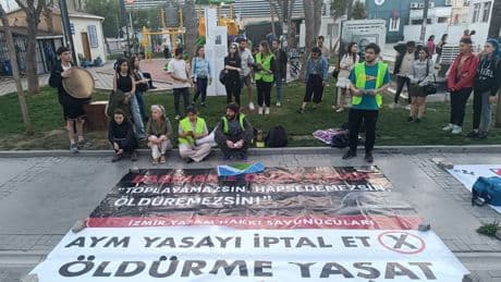Hayvan hakları savunucuları yasanın AYM'de görüşülmesi öncesi yaşam nöbetinde