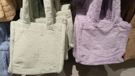 Teddy Tasche: Dieser kuschelige Trend begleitet Sie durch das ganze Jahr