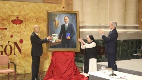 Un emocionado Lambán recibe su retrato de expresidente: "El PSOE me duele en el alma, pero Aragón me alegra el corazón"