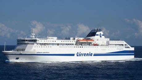 Fiamme su un traghetto nel Golfo di Napoli: nessun ferito