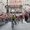 Tour de France breekt met traditie: peloton in slotetappe vlak voor finish over steile kasseienstrook