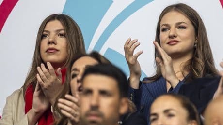 La princesa Leonor y la infanta Sofía rompen con la tradición del rojo en 'total look' en la final de la Eurocopa