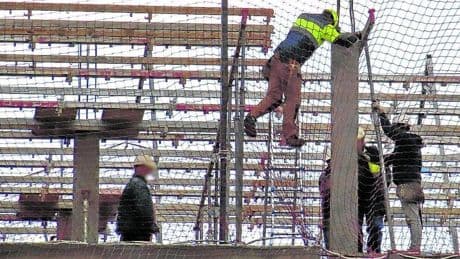 El número de cotizantes extranjeros se duplica en Euskadi en la última década