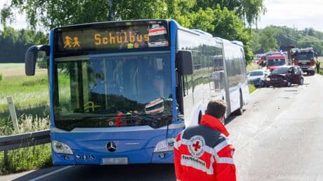 Unfall bei Kempten - Auto kracht in Bus – elf Kinder verletzt