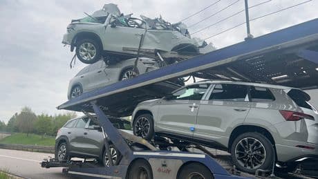 Ladeplattform nicht abgesenkt - Das war teuer! Auto-Transporter zu hoch für Brücke