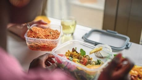 Verfärbte Plastikdose auffrischen: Der 10‑Sekunden-Trick, den jeder kennen sollte