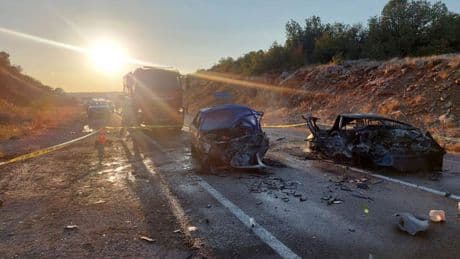 Karabük'te korkunç kaza! 2 araç kafa kafaya çarpıştı: 3 kişi hayatını kaybetti